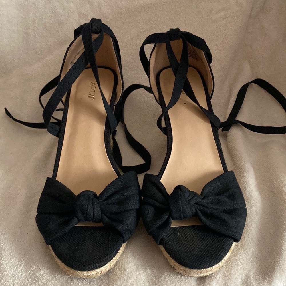 Tie up, black wedges